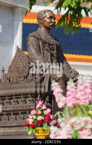 Eine Statue eines sitzenden Königs Chulalongkorn von Thailand (1853-1910), auch genannt Rama V., auf dem Gelände des (Tempel) Wat Ratchabophit, Bangkok, Thailand Stockfoto