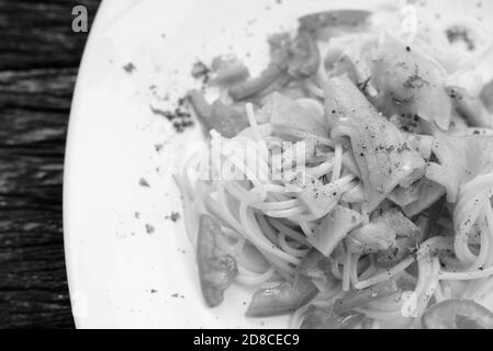 Lachs Spaghetti Mit Frischer Tomate Gegen Holztisch Stockfoto