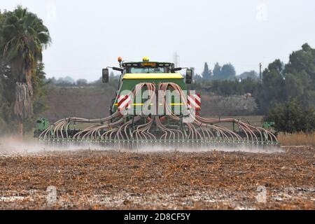 Traktor Pflanzen Samen den Boden Stockfoto