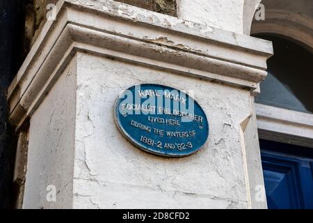 Blaue Plakette auf einem Haus in St Boniface Road, Ventnor, Isle of Wight, wo Karl Marx während zwei Wintern in den 1880er Jahren lebte Stockfoto