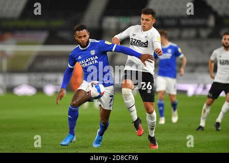 DERBY, ENGLAND. 28. OKTOBER Leandro Bacuna von Cardiff City kämpft mit Lee Buchanan von Derby County während des Sky Bet Championship-Spiels zwischen Derby County und Cardiff City im Pride Park, Derby am Mittwoch, 28. Oktober 2020. (Quelle: Jon Hobley, Mi News) Stockfoto