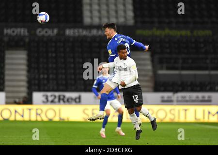 DERBY, ENGLAND. 28. OKTOBER Kieffer Moore von Cardiff City führt den Ball während des Sky Bet Championship-Spiels zwischen Derby County und Cardiff City im Pride Park, Derby am Mittwoch, 28. Oktober 2020. (Quelle: Jon Hobley, Mi News) Stockfoto