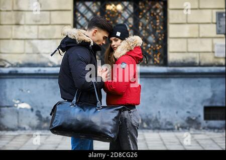 Ein trendiges junges Paar spaziert zur weihnachtszeit in der Stadt Stockfoto