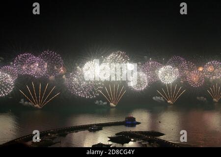 Feuerwerk in Dubai über dem Ozean am Neujahr 2016 Neben Burj Al Arab Stockfoto