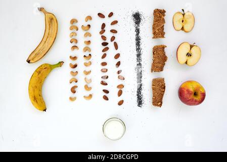 Zusammensetzung der Zutaten für die Herstellung von Fruchtchips und Pastillen auf einem weißen Tisch. Stockfoto