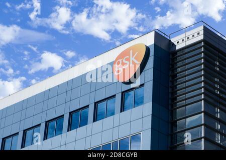 Posen, Polen - Oktober 28.2020: Das Bürogebäude der GlaxoSmithKline Zentrale in Posen. LOGO. GaxoSmithKline, auch GSK genannt, ist ein britisches Pharmaunternehmen Stockfoto