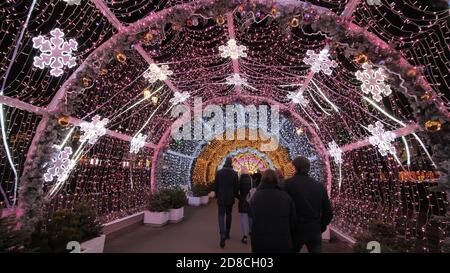 Moskau, Russland. Januar 16, 2020. Lichttunnel auf dem Tverskoy Boulevard auf der Festreise zu Weihnachten Stockfoto