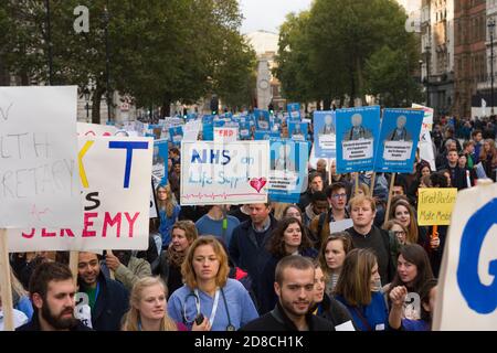 Assistenzärzte demonstrieren gegen ihren vorgeschlagenen neuen Vertrag, den die Regierung einführen will. Die British Medical Association (BMA) sagt, dass der Vertrag die Bezahlung für Ärzte, die unsoziale Stunden arbeiten, kürzen wird und Patienten ein Risiko von müden Ärzten darstellen wird. Die Demonstration begann mit einer Kundgebung am Waterloo Place, gefolgt von einem marsch zum Parliament Square. Whitehall, Westminster, London, Großbritannien. 17. Oktober 2015 Stockfoto