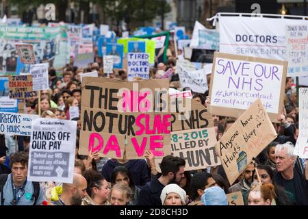 Assistenzärzte demonstrieren gegen ihren vorgeschlagenen neuen Vertrag, den die Regierung einführen will. Die British Medical Association (BMA) sagt, dass der Vertrag die Bezahlung für Ärzte, die unsoziale Stunden arbeiten, kürzen wird und Patienten ein Risiko von müden Ärzten darstellen wird. Die Demonstration begann mit einer Kundgebung am Waterloo Place, gefolgt von einem marsch zum Parliament Square. Whitehall, Westminster, London, Großbritannien. 17. Oktober 2015 Stockfoto