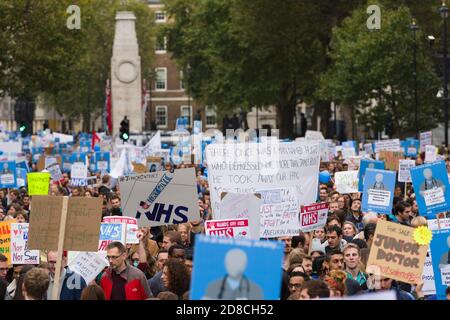 Assistenzärzte demonstrieren gegen ihren vorgeschlagenen neuen Vertrag, den die Regierung einführen will. Die British Medical Association (BMA) sagt, dass der Vertrag die Bezahlung für Ärzte, die unsoziale Stunden arbeiten, kürzen wird und Patienten ein Risiko von müden Ärzten darstellen wird. Die Demonstration begann mit einer Kundgebung am Waterloo Place, gefolgt von einem marsch zum Parliament Square. Whitehall, Westminster, London, Großbritannien. 17. Oktober 2015 Stockfoto