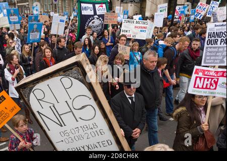 Assistenzärzte demonstrieren gegen ihren vorgeschlagenen neuen Vertrag, den die Regierung einführen will. Die British Medical Association (BMA) sagt, dass der Vertrag die Bezahlung für Ärzte, die unsoziale Stunden arbeiten, kürzen wird und Patienten ein Risiko von müden Ärzten darstellen wird. Die Demonstration begann mit einer Kundgebung am Waterloo Place, gefolgt von einem marsch zum Parliament Square. Whitehall, Westminster, London, Großbritannien. 17. Oktober 2015 Stockfoto