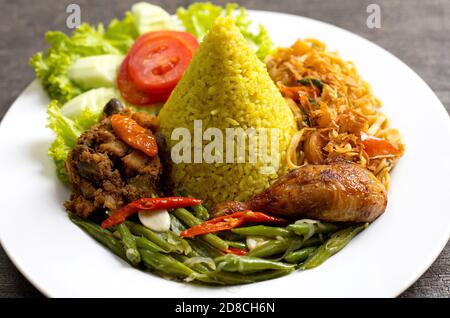 Köstlicher und schmackhafter Gelber Reis mit Huhn und Gemüse Stockfoto