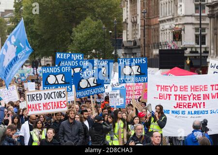 Assistenzärzte demonstrieren gegen ihren vorgeschlagenen neuen Vertrag, den die Regierung einführen will. Die British Medical Association (BMA) sagt, dass der Vertrag die Bezahlung für Ärzte, die unsoziale Stunden arbeiten, kürzen wird und Patienten ein Risiko von müden Ärzten darstellen wird. Die Demonstration begann mit einer Kundgebung am Waterloo Place, gefolgt von einem marsch zum Parliament Square. Whitehall, Westminster, London, Großbritannien. 17. Oktober 2015 Stockfoto