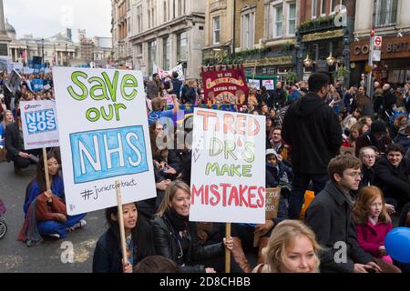 Assistenzärzte demonstrieren gegen ihren vorgeschlagenen neuen Vertrag, den die Regierung einführen will. Die British Medical Association (BMA) sagt, dass der Vertrag die Bezahlung für Ärzte, die unsoziale Stunden arbeiten, kürzen wird und Patienten ein Risiko von müden Ärzten darstellen wird. Die Demonstration begann mit einer Kundgebung am Waterloo Place, gefolgt von einem marsch zum Parliament Square. Whitehall, Westminster, London, Großbritannien. 17. Oktober 2015 Stockfoto