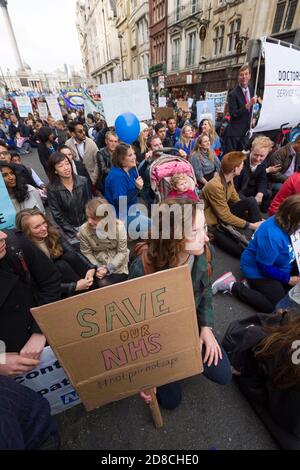 Assistenzärzte demonstrieren gegen ihren vorgeschlagenen neuen Vertrag, den die Regierung einführen will. Die British Medical Association (BMA) sagt, dass der Vertrag die Bezahlung für Ärzte, die unsoziale Stunden arbeiten, kürzen wird und Patienten ein Risiko von müden Ärzten darstellen wird. Die Demonstration begann mit einer Kundgebung am Waterloo Place, gefolgt von einem marsch zum Parliament Square. Whitehall, Westminster, London, Großbritannien. 17. Oktober 2015 Stockfoto