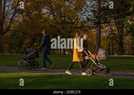 Zwei Frauen und ein Mann mit Masken mit Kinderwagen In prag Stockfoto