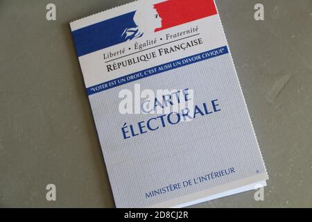 PRIMELIN, FRANKREICH - 05. APRIL : Französische Wahlkarte auf grauem Hintergrund, 05. April 2017 Stockfoto