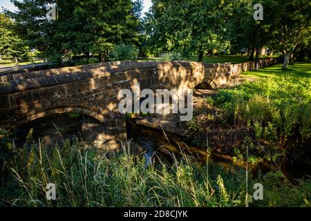 Großbritannien, England, Lincolnshire Wolds, West Rasen, 1400s Packhorse Bridge über River Rase Stockfoto