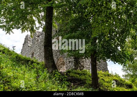 Die Ruinen von Schloss Werdenfels stehen etwa 262 Meter darüber Das Loisachtal zwischen Garmisch und Farchant im Landkreis Von Garmisch-Partenkirchen in Stockfoto