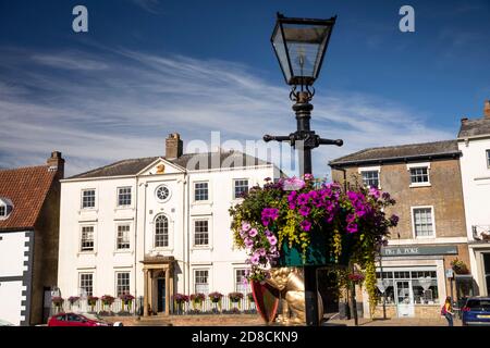 Großbritannien, England, Lincolnshire Wolds, Caistor, Market Square, Blumentopf auf Lampenpfosten Stockfoto