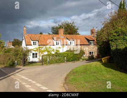 Regenstürme Wolken über ziemlich attraktiven Hütten im Dorf Blaxhall, Suffolk, England, Großbritannien Stockfoto