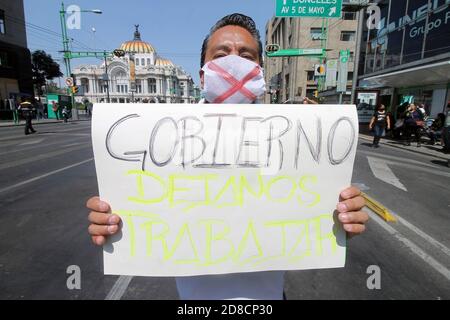 Mexiko-Stadt, Mexiko. Oktober 2020. MEXIKO-STADT, MEXIKO - 27. OKTOBER: Ein Mann trägt eine Gesichtsmaske mit einem X hält ein Plakat während eines Protestes in der Altstadt und fordert die Behörden Wiederaufnahme ihrer Werke von Shop Brillen und Optik am 27. Oktober 2020 in Mexiko-Stadt, Mexiko. Kredit: Ricardo Castelan Cruz/Eyepix Gruppe/Der Fotozugang Gutschrift: Der Fotozugang/Alamy Live Nachrichten Stockfoto
