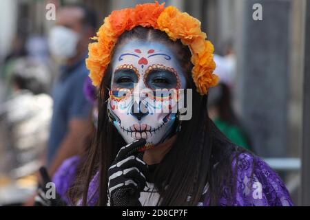 Mexiko-Stadt, Mexiko. Oktober 2020. MEXIKO-STADT, MEXIKO - 27. OKTOBER: Eine Person mit ihrem Gesicht Make-up als Schädel, um die mexikanischen Traditionen des Tages der Toten (Dia de Muertos) in der Innenstadt inmitten der neuen Coronavirus-Pandemie am 27. Oktober 2020 in Mexiko-Stadt, Mexiko gesehen zu feiern. Kredit: Ricardo Castelan Cruz/Eyepix Gruppe/Der Fotozugang Gutschrift: Der Fotozugang/Alamy Live Nachrichten Stockfoto