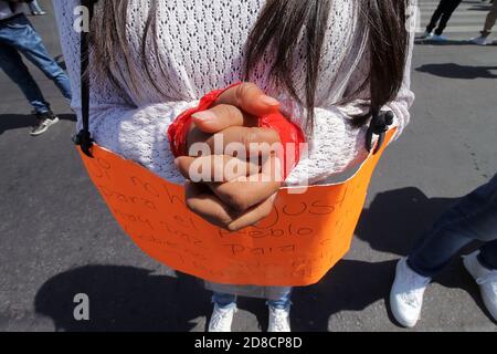 Mexiko-Stadt, Mexiko. Oktober 2020. MEXIKO-STADT, MEXIKO - 27. OKTOBER: Eine Frau, die sie die Hände bindet, während sie an einem Protest im historischen Zentrum teilnimmt und die Behörden fordert, ihre Arbeiten von Shop Brillen und Optik am 27. Oktober 2020 in Mexiko-Stadt, Mexiko, wieder aufzunehmen. Kredit: Ricardo Castelan Cruz/Eyepix Gruppe/Der Fotozugang Gutschrift: Der Fotozugang/Alamy Live Nachrichten Stockfoto