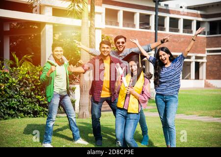 Asiatische indische College-Studenten erhält Abschluss Zertifikat, während Freunde feiert Auf dem College-Campus im Freien Stockfoto