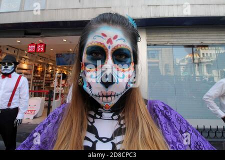 Mexiko-Stadt, Mexiko. Oktober 2020. MEXIKO-STADT, MEXIKO - 27. OKTOBER: Eine Person mit ihrem Gesicht Make-up als Schädel, um die mexikanischen Traditionen des Tages der Toten (Dia de Muertos) in der Innenstadt inmitten der neuen Coronavirus-Pandemie am 27. Oktober 2020 in Mexiko-Stadt, Mexiko gesehen zu feiern. Kredit: Ricardo Castelan Cruz/Eyepix Gruppe/Der Fotozugang Gutschrift: Der Fotozugang/Alamy Live Nachrichten Stockfoto