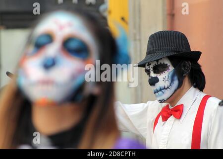 Mexiko-Stadt, Mexiko. Oktober 2020. MEXIKO-STADT, MEXIKO - 27. OKTOBER: Eine Person mit ihrem Gesicht Make-up als Schädel, um die mexikanischen Traditionen des Tages der Toten (Dia de Muertos) in der Innenstadt inmitten der neuen Coronavirus-Pandemie am 27. Oktober 2020 in Mexiko-Stadt, Mexiko gesehen zu feiern. Kredit: Ricardo Castelan Cruz/Eyepix Gruppe/Der Fotozugang Gutschrift: Der Fotozugang/Alamy Live Nachrichten Stockfoto