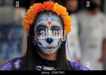 Mexiko-Stadt, Mexiko. Oktober 2020. MEXIKO-STADT, MEXIKO - 27. OKTOBER: Eine Person mit ihrem Gesicht Make-up als Schädel, um die mexikanischen Traditionen des Tages der Toten (Dia de Muertos) in der Innenstadt inmitten der neuen Coronavirus-Pandemie am 27. Oktober 2020 in Mexiko-Stadt, Mexiko gesehen zu feiern. Kredit: Ricardo Castelan Cruz/Eyepix Gruppe/Der Fotozugang Gutschrift: Der Fotozugang/Alamy Live Nachrichten Stockfoto