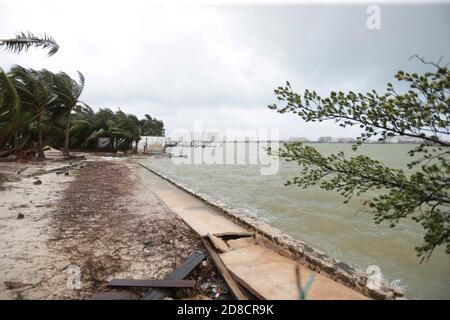 Cancun, Mexiko. Oktober 2020. CANCUN, MEXIKO - OKTOBER 27: Allgemeine Ansicht nach der Ankunft des Hurrikans Zeta in Kategorie 1 der Saffir-Simpson Skala; Es ist das dritte Umweltphänomen seiner Art, die in einem Monat aufgezeichnet wurde. Die staatlichen Behörden haben am 27. Oktober 2020 in Cancun, Mexiko, eine Präventionsaktion gestartet, bei der mehr als 70 Unterkünfte für betroffene Menschen eingerichtet wurden. Kredit: Rodolfo Flores/Eyepix Gruppe/Der Fotozugang Gutschrift: Der Fotozugang/Alamy Live Nachrichten Stockfoto