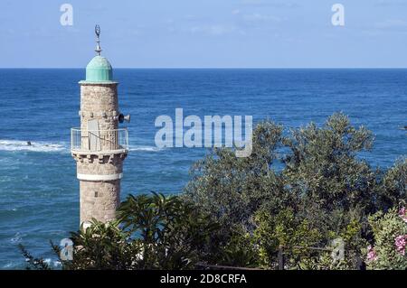 יפו, Jaffa, Jafa, يافا, Israel, Izrael, ישראל; Al Bahr Moschee mit dem Meer im Hintergrund. Moschee on the Hintergrund of Meeres.מסגד על רקע הים Stockfoto