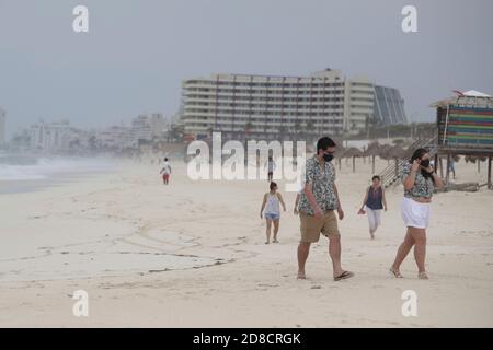 Cancun, Mexiko. Oktober 2020. CANCUN, MEXIKO - OKTOBER 27: Personen werden evakuiert wegen der Ankunft des Hurrikans Zeta in Kategorie 1 der Saffir-Simpson Skala; Es ist das dritte Umweltphänomen seiner Art, die in einem Monat aufgezeichnet wurde. Die staatlichen Behörden haben am 27. Oktober 2020 in Cancun, Mexiko, eine Präventionsaktion gestartet, bei der mehr als 70 Unterkünfte für betroffene Menschen eingerichtet wurden. Kredit: Rodolfo Flores/Eyepix Gruppe/Der Fotozugang Gutschrift: Der Fotozugang/Alamy Live Nachrichten Stockfoto