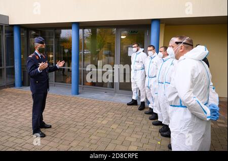 Freital, Deutschland. Okt. 2020. Generalleutnant Martin Schelleis (l) spricht mit Soldaten der Bundeswehr bei seinem Besuch im Seniorenheim "Jochhöh". Die Soldaten unterstützen die Arbeit des Pflegepersonals im Altenheim. Quelle: Sebastian Kahnert/dpa-Zentralbild/dpa/Alamy Live News Stockfoto