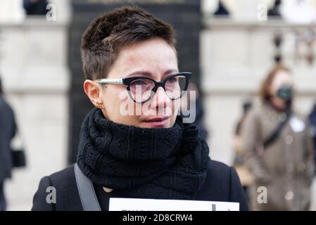 Warschau, OKTOBER 25. 2020: Protest gegen die Verschärfung des Abtreibungsgesetzes vor der Kirche von Holly Cross. Frauenstreik Protest. Stockfoto