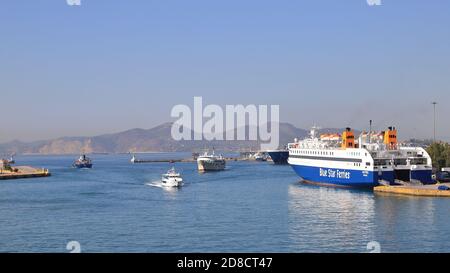 Boote durchqueren den geschäftigen griechischen Hafen von Piräus. Der Hafen ist der größte in Griechenland und ist der Haupthafen, der die griechische Hauptstadt Athen unterstützt. Stockfoto