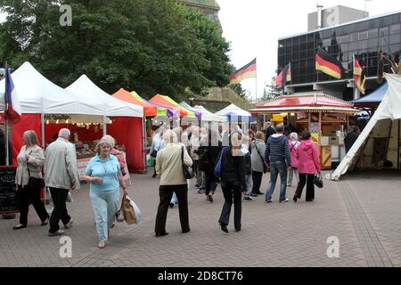 Irvine, Ayrshire, Schottland, Großbritannien Marymass ist ein Festival in Irvine, das auf das Mittelalter zurückgeht, dessen moderne Version aus dem Jahr 1920s stammt. Es wurde ursprünglich mit der Jungfrau Maria (anstatt Maria Königin der Schotten, wie oft angenommen wird) in Verbindung gebracht. ... Das Festival findet Mitte August statt. Die Irvine Carters Society wurde zunächst für geschäftliche und gemeinnützige Zwecke gegründet. Ihre Geschichte ist so alt wie die Incorporated Trades of the Royal Burgh of Irvine. Zu den Randveranstaltungen gehört ein kontinentaler Markt Stockfoto