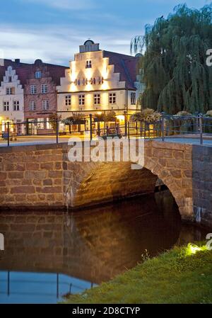 Brücke über den Mittelburggraben mit den Giebelhäusern am Abend, Deutschland, Schleswig-Holstein, Nordfriesland, Friedrichstadt Stockfoto