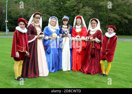 Irvine, Ayrshire, Schottland, Großbritannien Marymass ist ein Festival in Irvine, das auf das Mittelalter zurückgeht, dessen moderne Version aus dem Jahr 1920s stammt. Es wurde ursprünglich mit der Jungfrau Maria (anstatt Maria Königin der Schotten, wie oft angenommen wird) in Verbindung gebracht. ... Das Festival findet Mitte August statt. Die Irvine Carters Society wurde zunächst für geschäftliche und gemeinnützige Zwecke gegründet. Ihre Geschichte ist so alt wie die Incorporated Trades of the Royal Burgh of Irvine..Portraits von Marymass Queens und Page Boys Stockfoto