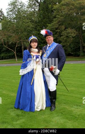 Irvine, Ayrshire, Schottland, Großbritannien Marymass ist ein Festival in Irvine, das auf das Mittelalter zurückgeht, dessen moderne Version aus dem Jahr 1920s stammt. Es wurde ursprünglich mit der Jungfrau Maria (anstatt Maria Königin der Schotten, wie oft angenommen wird) in Verbindung gebracht. ... Das Festival findet Mitte August statt. Die Irvine Carters Society wurde zunächst für geschäftliche und gemeinnützige Zwecke gegründet. Ihre Geschichte ist so alt wie die Incorporated Trades of the Royal Burgh of Irvine..Portraits von Marymass Queens und Page Boys Stockfoto