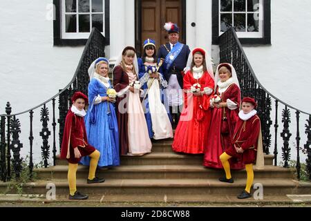 Irvine, Ayrshire, Schottland, Großbritannien Marymass ist ein Festival in Irvine, das auf das Mittelalter zurückgeht, dessen moderne Version aus dem Jahr 1920s stammt. Es wurde ursprünglich mit der Jungfrau Maria (anstatt Maria Königin der Schotten, wie oft angenommen wird) in Verbindung gebracht. ... Das Festival findet Mitte August statt. Die Irvine Carters Society wurde zunächst für geschäftliche und gemeinnützige Zwecke gegründet. Ihre Geschichte ist so alt wie die Incorporated Trades of the Royal Burgh of Irvine..Portraits von Marymass Queens und Page Boys Stockfoto