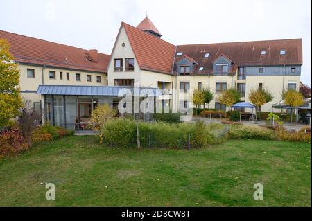 Freital, Deutschland. Okt. 2020. Vor dem Altersheim "Jochhöh" steht ein Zelt der Bundeswehr. Die Soldaten der Bundeswehr unterstützen die Arbeit des Pflegepersonals im Altenheim. Quelle: Sebastian Kahnert/dpa-Zentralbild/dpa/Alamy Live News Stockfoto