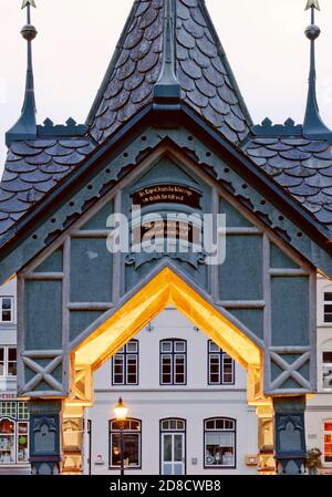 Historische Wasserpumpe auf dem Marktplatz am Abend, Deutschland, Schleswig-Holstein, Nordfriesland, Friedrichstadt Stockfoto