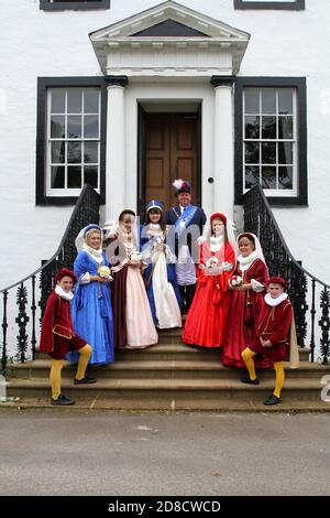 Irvine, Ayrshire, Schottland, Großbritannien Marymass ist ein Festival in Irvine, das auf das Mittelalter zurückgeht, dessen moderne Version aus dem Jahr 1920s stammt. Es wurde ursprünglich mit der Jungfrau Maria (anstatt Maria Königin der Schotten, wie oft angenommen wird) in Verbindung gebracht. ... Das Festival findet Mitte August statt. Die Irvine Carters Society wurde zunächst für geschäftliche und gemeinnützige Zwecke gegründet. Ihre Geschichte ist so alt wie die Incorporated Trades of the Royal Burgh of Irvine..Portraits von Marymass Queens und Page Boys Stockfoto