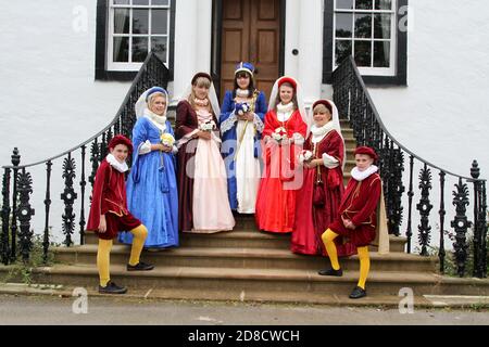 Irvine, Ayrshire, Schottland, Großbritannien Marymass ist ein Festival in Irvine, das auf das Mittelalter zurückgeht, dessen moderne Version aus dem Jahr 1920s stammt. Es wurde ursprünglich mit der Jungfrau Maria (anstatt Maria Königin der Schotten, wie oft angenommen wird) in Verbindung gebracht. ... Das Festival findet Mitte August statt. Die Irvine Carters Society wurde zunächst für geschäftliche und gemeinnützige Zwecke gegründet. Ihre Geschichte ist so alt wie die Incorporated Trades of the Royal Burgh of Irvine..Portraits von Marymass Queens und Page Boys Stockfoto