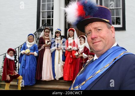 Irvine, Ayrshire, Schottland, Großbritannien Marymass ist ein Festival in Irvine, das auf das Mittelalter zurückgeht, dessen moderne Version aus dem Jahr 1920s stammt. Es wurde ursprünglich mit der Jungfrau Maria (anstatt Maria Königin der Schotten, wie oft angenommen wird) in Verbindung gebracht. ... Das Festival findet Mitte August statt. Die Irvine Carters Society wurde zunächst für geschäftliche und gemeinnützige Zwecke gegründet. Ihre Geschichte ist so alt wie die Incorporated Trades of the Royal Burgh of Irvine..Portraits von Marymass Queens und Page Boys Stockfoto