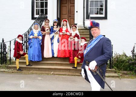 Irvine, Ayrshire, Schottland, Großbritannien Marymass ist ein Festival in Irvine, das auf das Mittelalter zurückgeht, dessen moderne Version aus dem Jahr 1920s stammt. Es wurde ursprünglich mit der Jungfrau Maria (anstatt Maria Königin der Schotten, wie oft angenommen wird) in Verbindung gebracht. ... Das Festival findet Mitte August statt. Die Irvine Carters Society wurde zunächst für geschäftliche und gemeinnützige Zwecke gegründet. Ihre Geschichte ist so alt wie die Incorporated Trades of the Royal Burgh of Irvine..Portraits von Marymass Queens und Page Boys Stockfoto