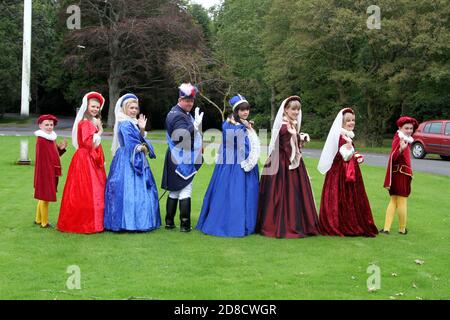 Irvine, Ayrshire, Schottland, Großbritannien Marymass ist ein Festival in Irvine, das auf das Mittelalter zurückgeht, dessen moderne Version aus dem Jahr 1920s stammt. Es wurde ursprünglich mit der Jungfrau Maria (anstatt Maria Königin der Schotten, wie oft angenommen wird) in Verbindung gebracht. ... Das Festival findet Mitte August statt. Die Irvine Carters Society wurde zunächst für geschäftliche und gemeinnützige Zwecke gegründet. Ihre Geschichte ist so alt wie die Incorporated Trades of the Royal Burgh of Irvine..Portraits von Marymass Queens und Page Boys Stockfoto